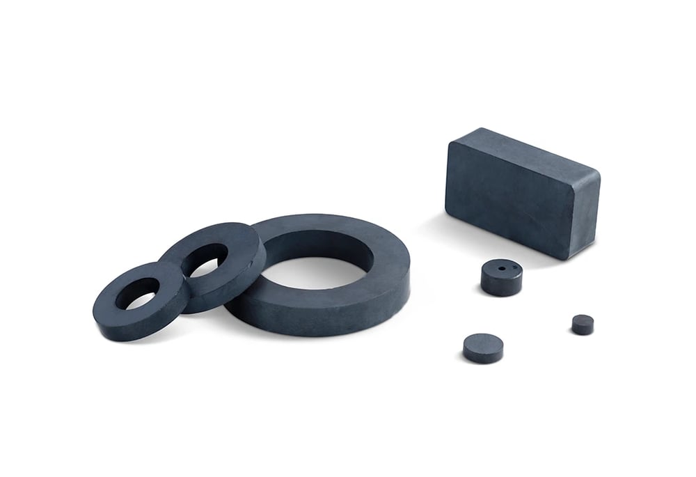 Magnetfabriken stocks ferrite magnets as cylinders, blocks and rings. Ferrite magnets are permanent magnets.